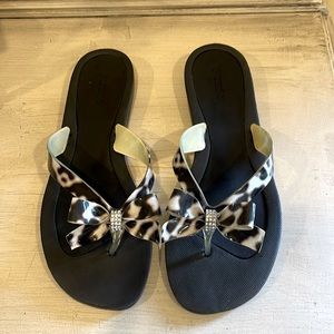 Guess tutu bow flip flops black/animal print